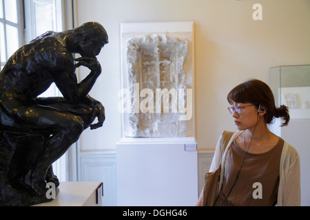 Paris France,7ème arrondissement,Musée Rodin,Musée Rodin,Hôtel Biron,art,sculpture,adulte asiatique,adultes,femme femme,recherche,le penseur,France130 Banque D'Images