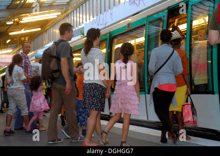 Paris France,Europe,Français,10ème 19ème arrondissement,Station de métro Jaures ligne 2 5 7,métro,train,transports en commun,riders,passagers RID Banque D'Images