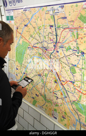 Paris France,9ème 18ème arrondissement,Station de métro Pigalle ligne 2 12,métro,train,rider,passagers rider riders,homme hommes,recherche,syst Banque D'Images