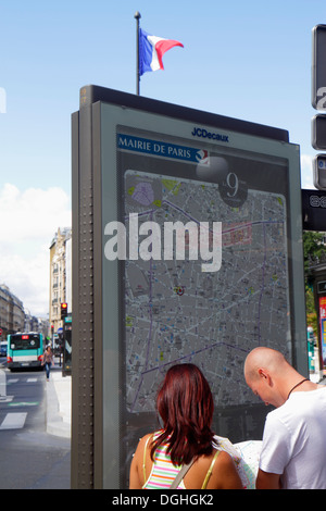 Paris France,9ème arrondissement,place d'Estienne d'Orves,carte des rues,homme homme homme,adulte,femme femme,couple,recherche,France130819008 Banque D'Images