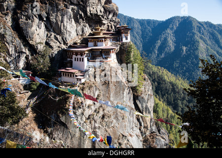 L'avis de Taktsang (Tigers Lair) Monastère. Perché sur une falaise de la vallée de Paro, Bhoutan. Banque D'Images