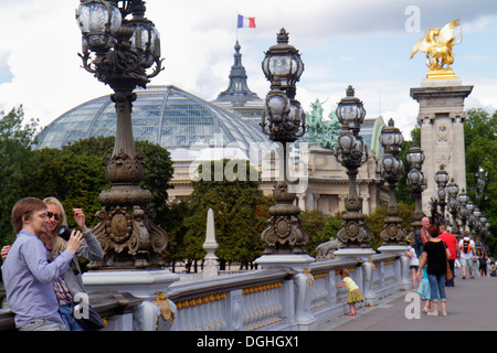 Paris France,Seine,Pont Alexandre III,pont,lampes Art Nouveau,statue dorée,galeries nationales du Grand Palais,Galeries nationales du Grand Palais Banque D'Images