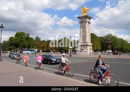 Paris France,Europe,France,Seine,eau de la Seine,Pont Alexandre III,pont,lampes Art Nouveau,statue dorée,adulte,adulte,femme femme dame,bicyclette,bi Banque D'Images