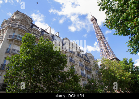 Paris France,7ème arrondissement,Avenue de Suffren,Tour Eiffel,Haussman condominium,résidentiel,appartement,appartements,appartement,immeuble,France130819133 Banque D'Images