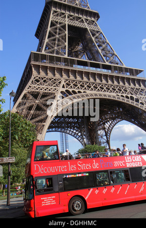 Paris France,Europe,Français,7ème arrondissement,Quai Branly,Tour Eiffel,base,jambes,piliers,double decker bus charter,rouge,les visiteurs voyagent Banque D'Images