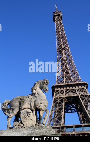 Paris France,Seine,Pont d'Iéna,Pont de Jena,sculpture,cheval,Tour Eiffel,France130819166 Banque D'Images