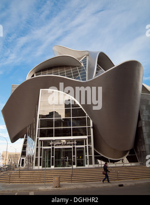 Une vue de l'impressionnant Art Gallery of Alberta (AGA) à 2 Sir Winston Churchill Square dans le centre-ville d'Edmonton, Alberta, Canada. Banque D'Images