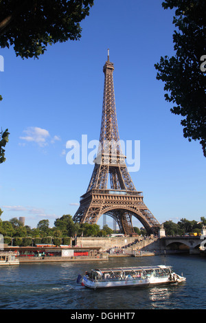 Paris France,Seine,Pont d'Iéna,Pont de Jena,Tour Eiffel,bateau mouche,bateau de croisière,vue sur la rive gauche,France130819175 Banque D'Images