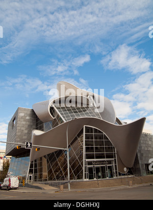 Une vue de l'impressionnant Art Gallery of Alberta (AGA) à 2 Sir Winston Churchill Square dans le centre-ville d'Edmonton, Alberta, Canada. Banque D'Images