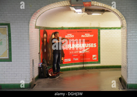 Paris France,7ème arrondissement,Sèvres - Station de métro Babylone ligne 10 12,métro,train,plate-forme,musicien,violoniste,violon,France130820011 Banque D'Images