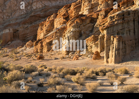 Rock formations at sunset in California's Red Rock Canyon State Park. Banque D'Images