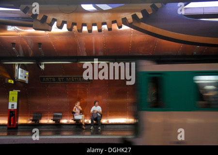 Paris France,Europe,Français,3ème arrondissement,Station de métro Arts et métiers ligne 3 11,métro,train,transports en commun,plateforme,artiste François Schu Banque D'Images