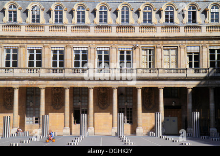 Paris France,1er arrondissement,Palacio Real de París,Palais Royal,Daniel Buren pièce d'art les deux plateaux,les colonnes de Buren,cour,Ministère Banque D'Images