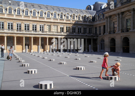 Paris France,1er arrondissement,Palacio Real de París,Palais Royal,Daniel Buren art pièce les deux plateaux,les colonnes de Buren,cour,filles Banque D'Images