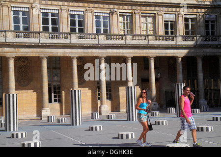 Paris France,Europe,Français,1er arrondissement,Palacio Real de París,Palais Royal,Daniel Buren art art pièce les deux plateaux,les colonnes de Bure Banque D'Images