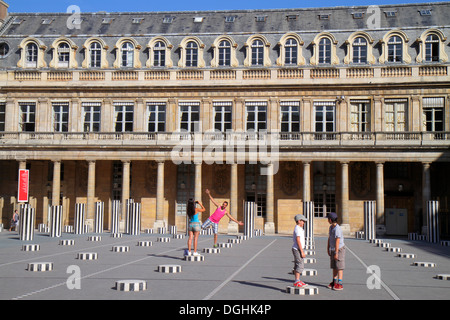 Paris France,1er arrondissement,Palacio Real de París,Palais Royal,Daniel Buren art les deux plateaux,les colonnes de Buren,cour,homme hommes,adu Banque D'Images