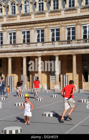 Paris France,Europe,Français,1er arrondissement,Palacio Real de París,Palais Royal,Daniel Buren art art pièce les deux plateaux,les colonnes de Bure Banque D'Images