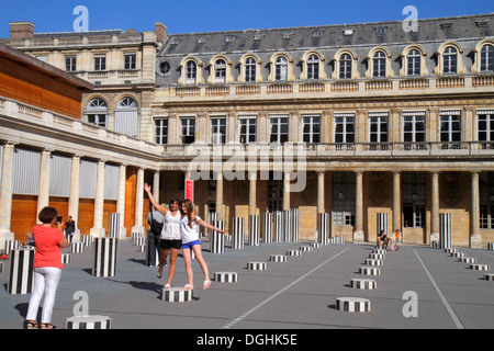 Paris France,Europe,Français,1er arrondissement,Palacio Real de París,Palais Royal,Daniel Buren art les deux plateaux,les colonnes de Buren,cour Banque D'Images