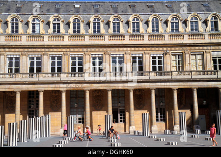 Paris France,Europe,Français,1er arrondissement,Palacio Real de París,Palais Royal,Daniel Buren art art pièce les deux plateaux,les colonnes de Bure Banque D'Images