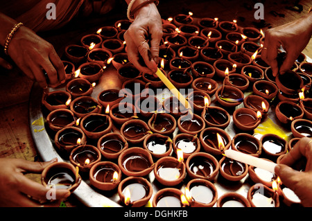 Lampe éclairage, des bougies, la mythologie indienne, lampes à huile, mains, Diya Banque D'Images