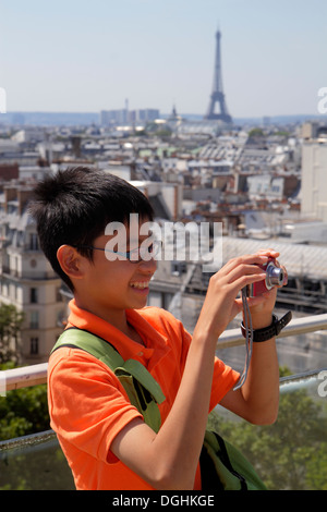 Paris France,9ème arrondissement,Boulevard Haussmann,au Printemps,grand magasin,terrasse sur le toit,vue sur la ville,Tour Eiffel,asiatique garçon garçons hommes k Banque D'Images