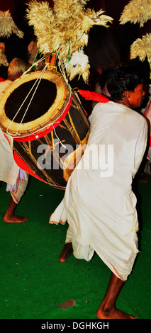 Dhak, Indiens tambour, instrument à percussion, Durga Pooja, célébrations, la mythologie indienne Banque D'Images