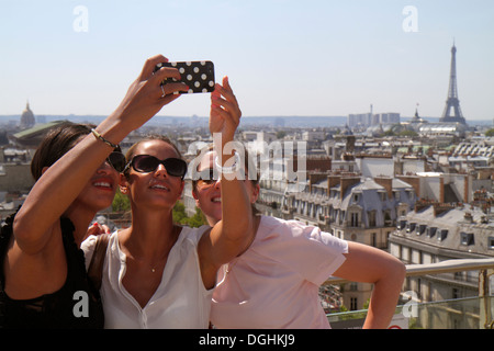 Paris France,9ème arrondissement,Boulevard Haussmann,au Printemps,grand magasin,toits,terrasse,vue sur la ville,Tour Eiffel,adulte,adulte,femme f Banque D'Images