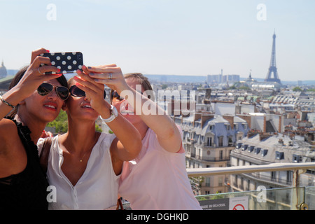 Paris France,9ème arrondissement,Boulevard Haussmann,au Printemps,grand magasin,toits,terrasse,vue sur la ville,Tour Eiffel,adulte,adulte,femme f Banque D'Images