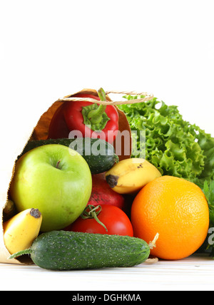 Ensemble de différents aliments de commodité (légumes et fruits) dans un sac en papier Banque D'Images