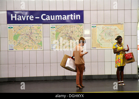 Paris France,9ème arrondissement,Havre Caumartin Metro Station,RER,métro,train,plate-forme,passagers rider riders,rider,Black African,immigran Banque D'Images