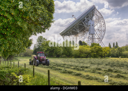 Télescope radio avec le tracteur et la presse l'ensilage en premier plan télescope Lovell de l'Observatoire Jodrell Bank Cheshire Angleterre Banque D'Images