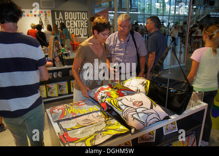 Paris France,4th arrondissement,Centre Georges Pompidou,centre,intérieur,la Boutique du Centre Pompidou,vente,magasin,shopping shoppers sho Banque D'Images