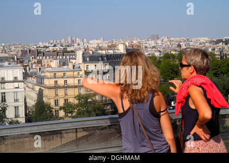 Paris France,5ème arrondissement,Institut du monde arabe,AWI,Institut du monde arabe,terrasse sur le toit,vue sur la ville,toits,adulte,femme,femme Banque D'Images