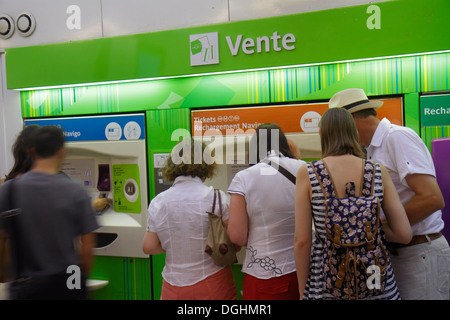 Paris France,Europe,Français,5ème arrondissement,Station de métro Jussieu ligne 7,métro,train,transports en commun,self-service,ticket,distributeur automatique,trajet Banque D'Images