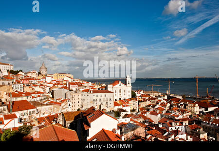 Vue du Miradouro Santa Luzia sur l'Alfama sur le Tage, à droite l'église Igreja São Vicente de Fora Banque D'Images