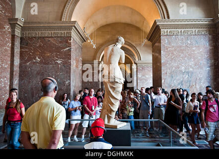 Dans Cisitors avant de la Vénus de Milo dans le musée du Louvre Museum, Paris, Ile de France, France, Europe Banque D'Images