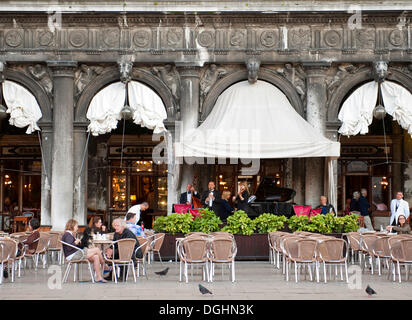 Bande dans le Café Florian sur la Place Saint Marc, Venise, Vénétie, Italie, Europe Banque D'Images