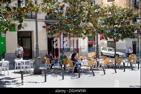 Dans le café de la rue Calle del Ave María Street, district de Lavapiés, ancien quartier juif, Madrid, Spain, Europe Banque D'Images