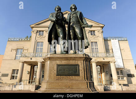 Goethe-Schiller Monument et Théâtre National Allemand, Weimar, Thuringe, Allemagne Banque D'Images