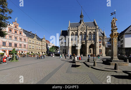 Place Fischmarkt avec 'Haus zum Breiten Herd', guild house, hôtel de ville, et statue de Roland, Erfurt, Thuringe, Allemagne Banque D'Images