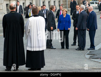 Berlin, Allemagne. 22 octobre, 2013. La chancelière allemande, Angela Merkel (CDU, 4-R) arrive pour un service œcuménique à la Cathédrale de Saint Hedwig de Berlin, Allemagne, 22 octobre 2013. Chef de Cabinet de la chancellerie fédérale et ministre allemand des affaires spéciales, Ronald Díaz (CDU, 3-L), Ministre allemand des Transports Peter Ramsauer (CSU, 2-R), et président du groupe parlementaire de la CDU/CSU, Volker Kauder (CDU, R) se tiennent près de Merkel. Le service de l'église a été organisée à l'occasion de l'assemblée constituante du Bundestag. Photo : TIM BRAKEMEIER/dpa/Alamy Live News Banque D'Images