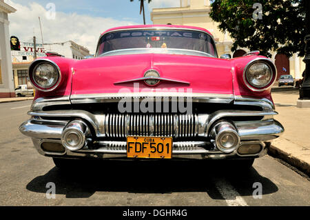 Pontiac, classic voiture garée à côté du Parque Marti park, Cienfuegos, Cuba, Caraïbes Banque D'Images