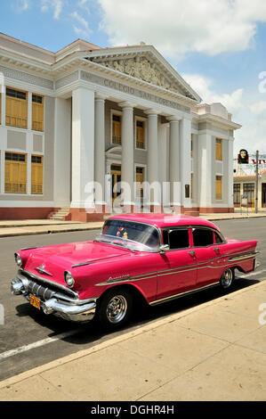 Pontiac, classic voiture garée en face de l'école Colegio de San Lorenzo à côté de Parc Marti park, Cienfuegos, Cuba, Caraïbes Banque D'Images