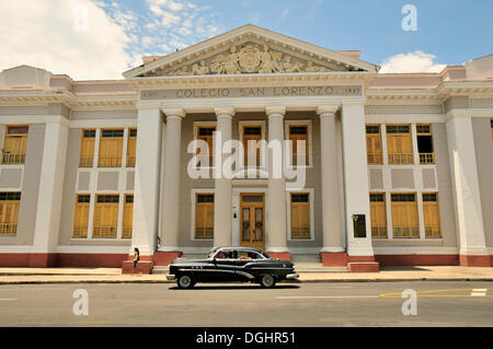 Classic voiture garée en face de l'immeuble de l'école Colegio de San Lorenzo, près de Parc Marti park, Cienfuegos, Cuba, Caraïbes Banque D'Images