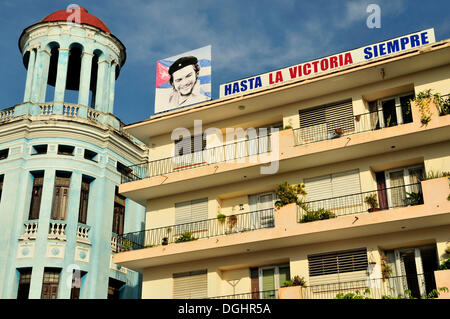 Image d'Ernesto 'Che' Guevara sur une façade de maison, avec le message hasta la victoria siempre, jusqu'à la victoire Banque D'Images