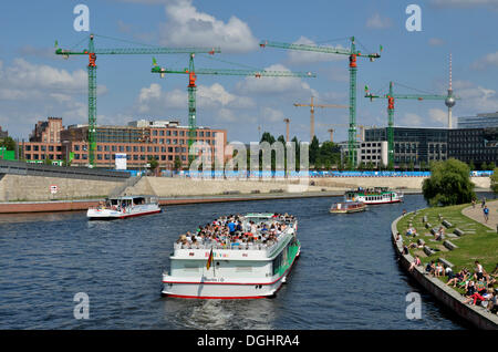 Bateau d'excursion sur la rivière Spree, Reichstagsufer, Banque du Reichstag, Spreebogen, coude de la rivière Spree Banque D'Images