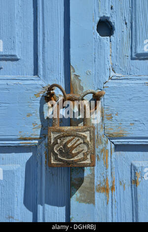 Poignée de porte avec une colombe sur une porte bleu vif, Karterádos, Santorini, Cyclades, Grèce, îles grecques, Europe Banque D'Images