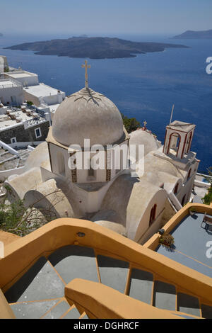 Vue depuis le bord du cratère sur les toits de Firá ou Thira dans la caldeira, Ágios Ioánnis church à l'avant, Santorin Banque D'Images