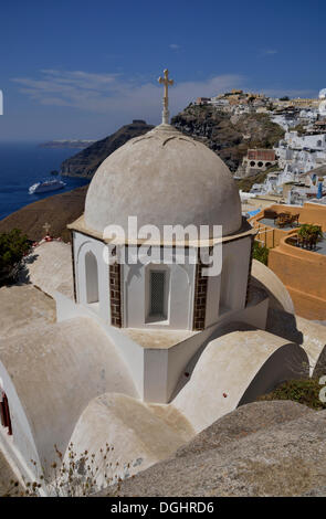 Vue depuis le bord sur les toits de Firá ou Thira dans la caldeira, Ágios Ioánnis church à l'avant, Santorini, Cyclades Banque D'Images