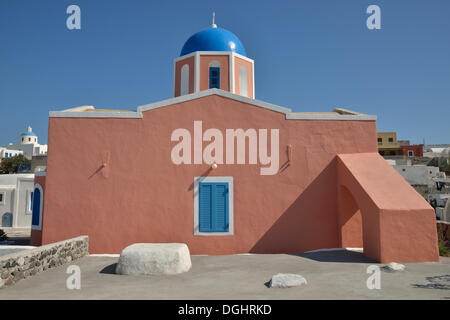 L'église avec une coupole bleue, architecture typique des Cyclades, Oia, Santorini, Cyclades, îles grecques, Grèce, Europe Banque D'Images